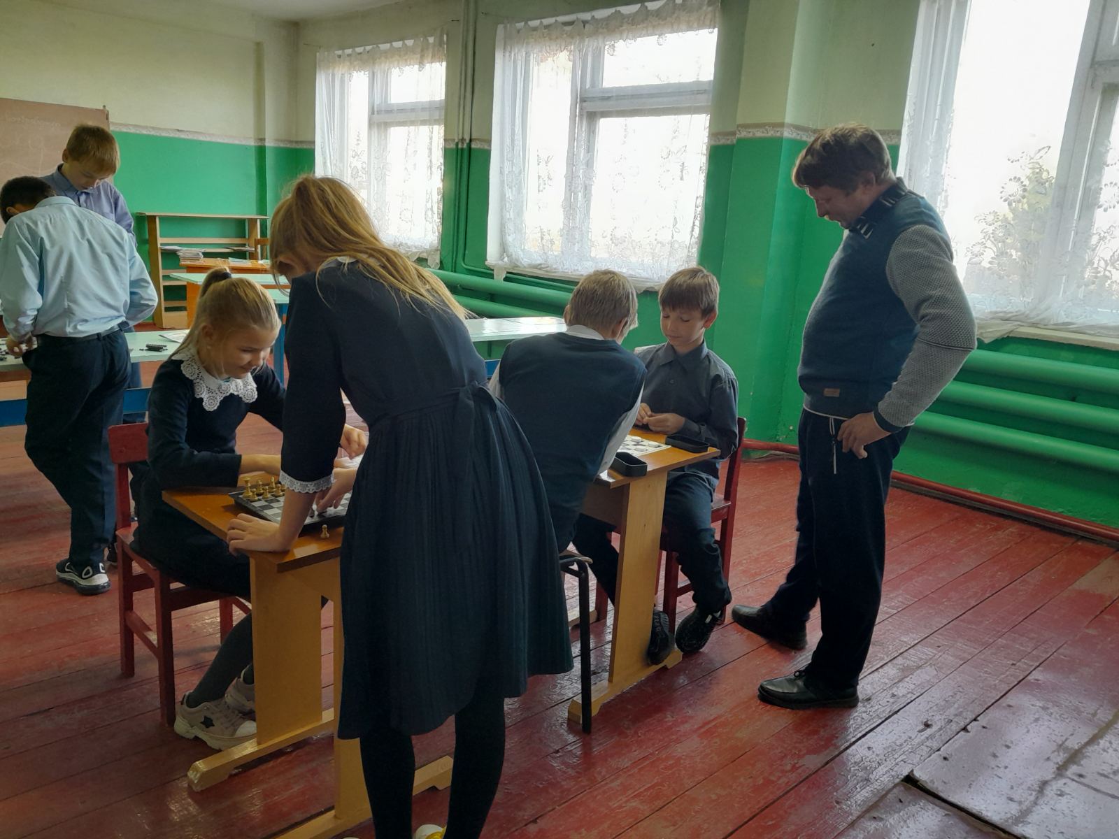 Впечатляющая красота комбинаций, этюдов и концовок доставляют истинное творческое наслаждение даже тем, кто мало разбирается в шашках..